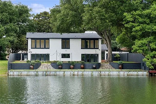 8 Park Island Dr — Photo 1