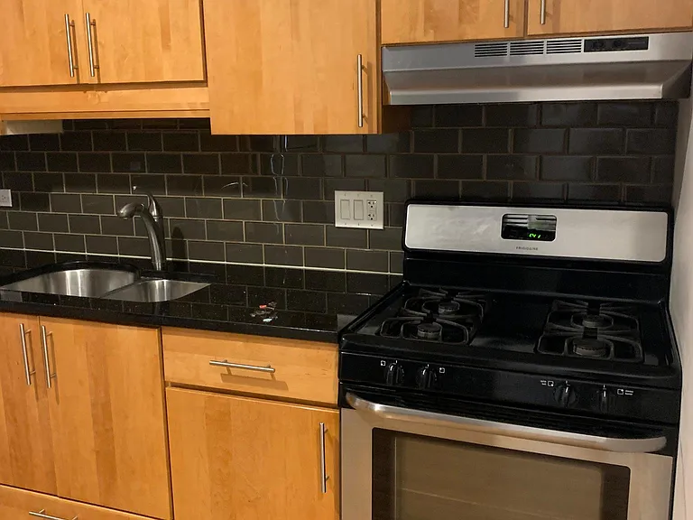 1047 W Madison St #201 — Photo 2