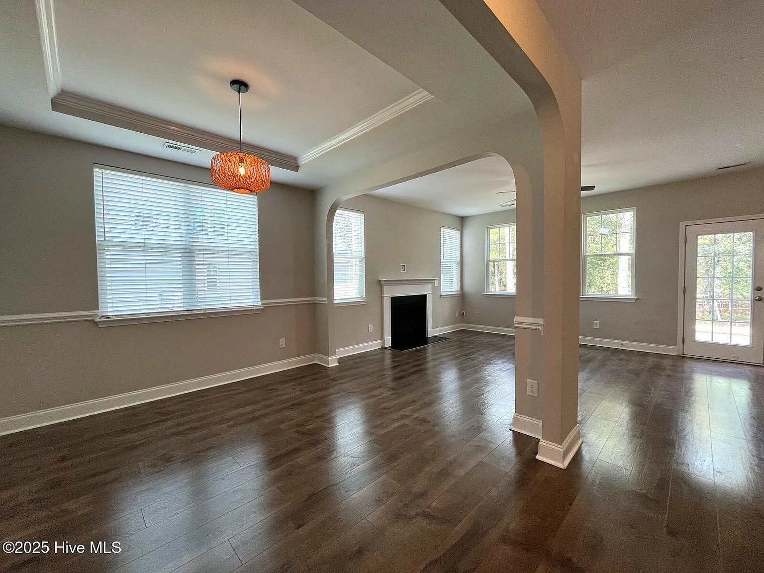 4 bed, 2.5 bath, 2333 sqft, $2,300 — Photo 3