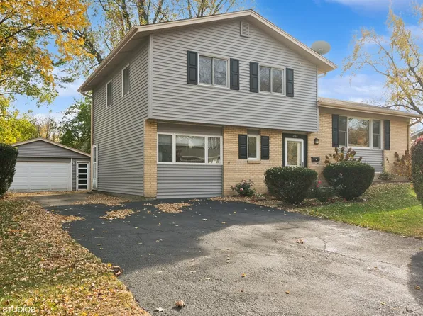 1059 E Flake Dr, Palatine, IL 60074