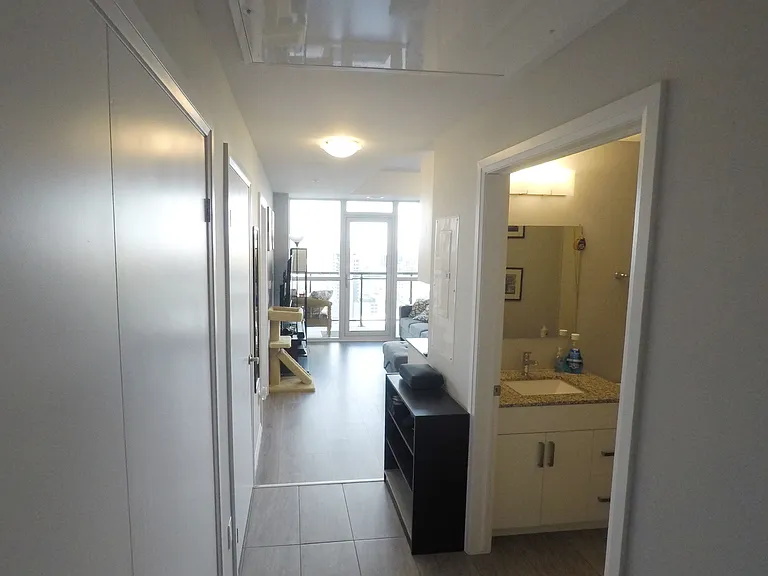 60 Charles St W — Photo 3