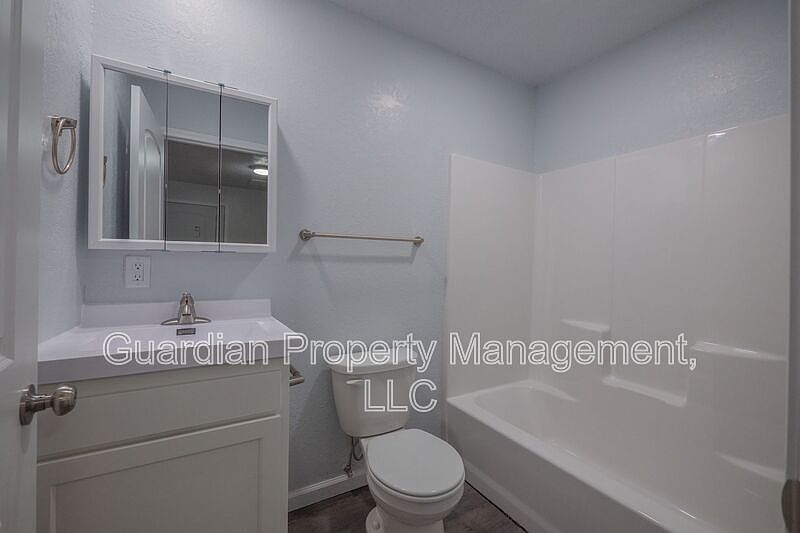 2nd image of 1104 N Walnut St #B