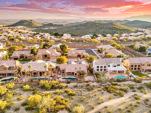 3rd image of 922 E Desert Flower Ln