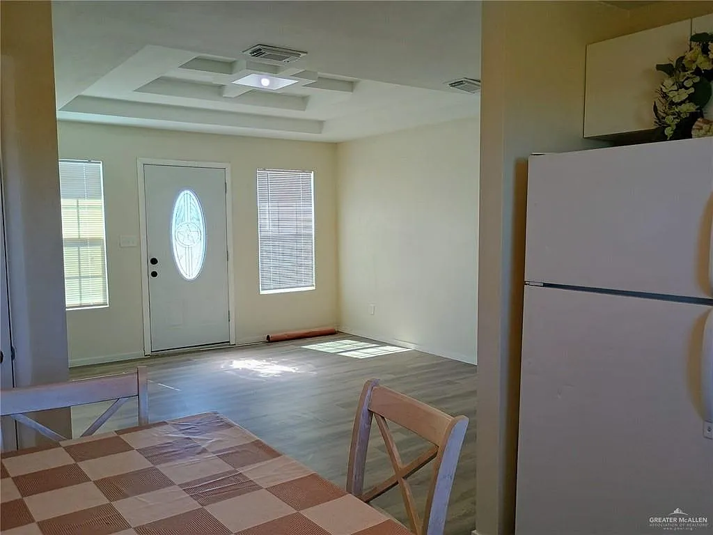 3 bed, 2.0 bath, 1040 sqft, $1,250 — Photo 3
