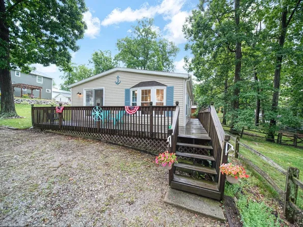 5390 Parkwood Dr, Manitou Beach, MI 49253