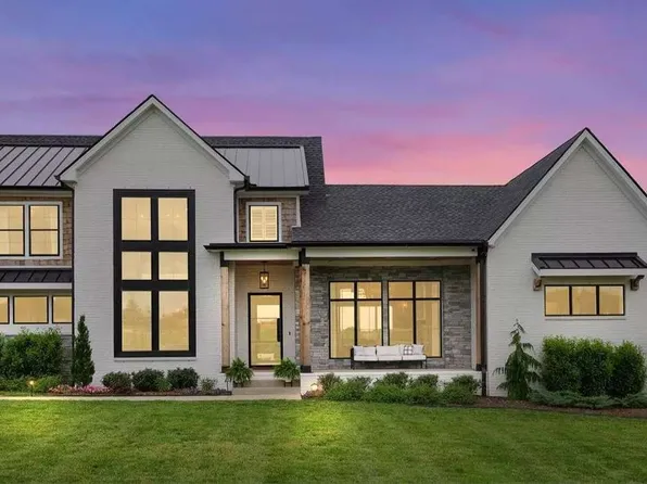 450 Dix Lee On Dr, Fayetteville, GA 30214