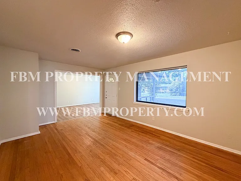 118 Brazos St — Photo 5