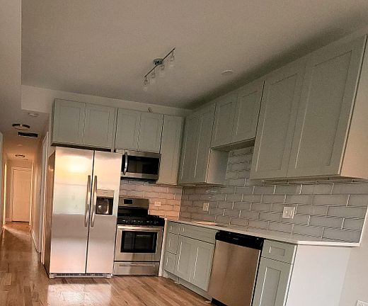 4th image of 2944 N Rockwell St #1