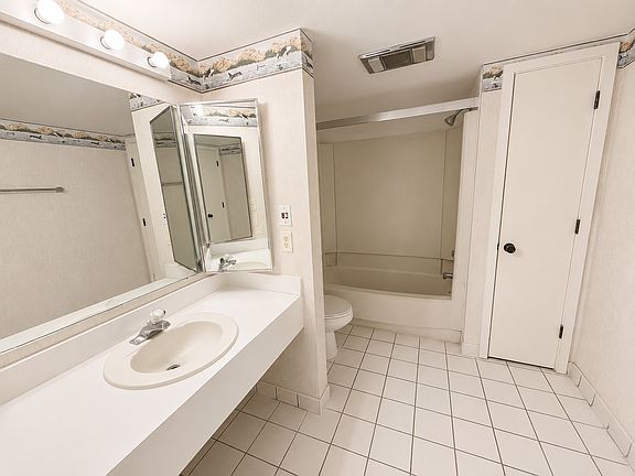 5th image of 921 Tennis Way
