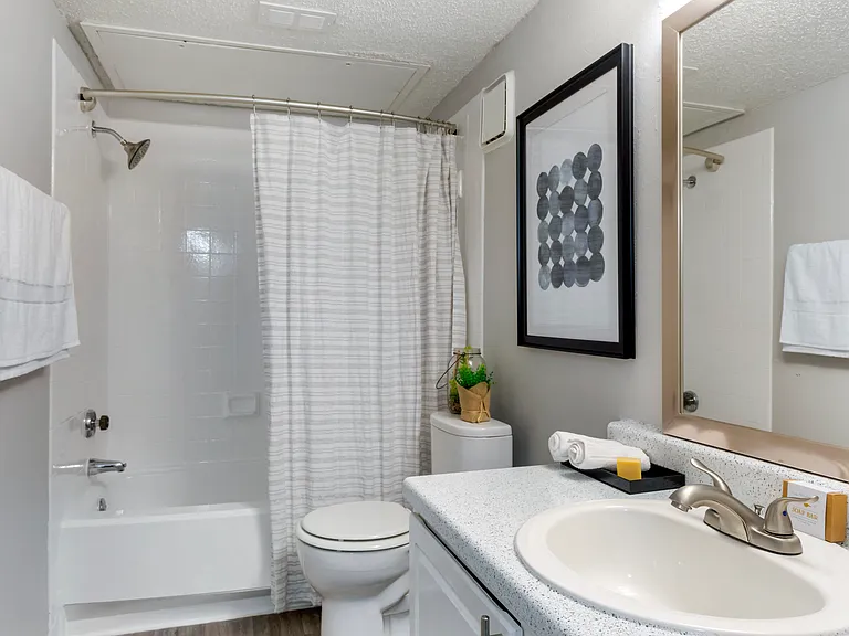 Valley Oaks Apartments — Photo 8