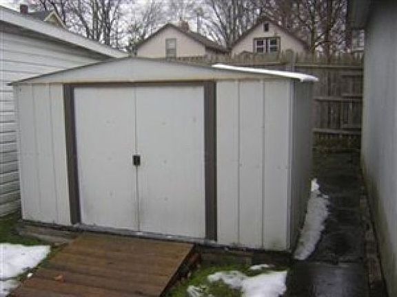 5th image of 2219 Willowdale Ave