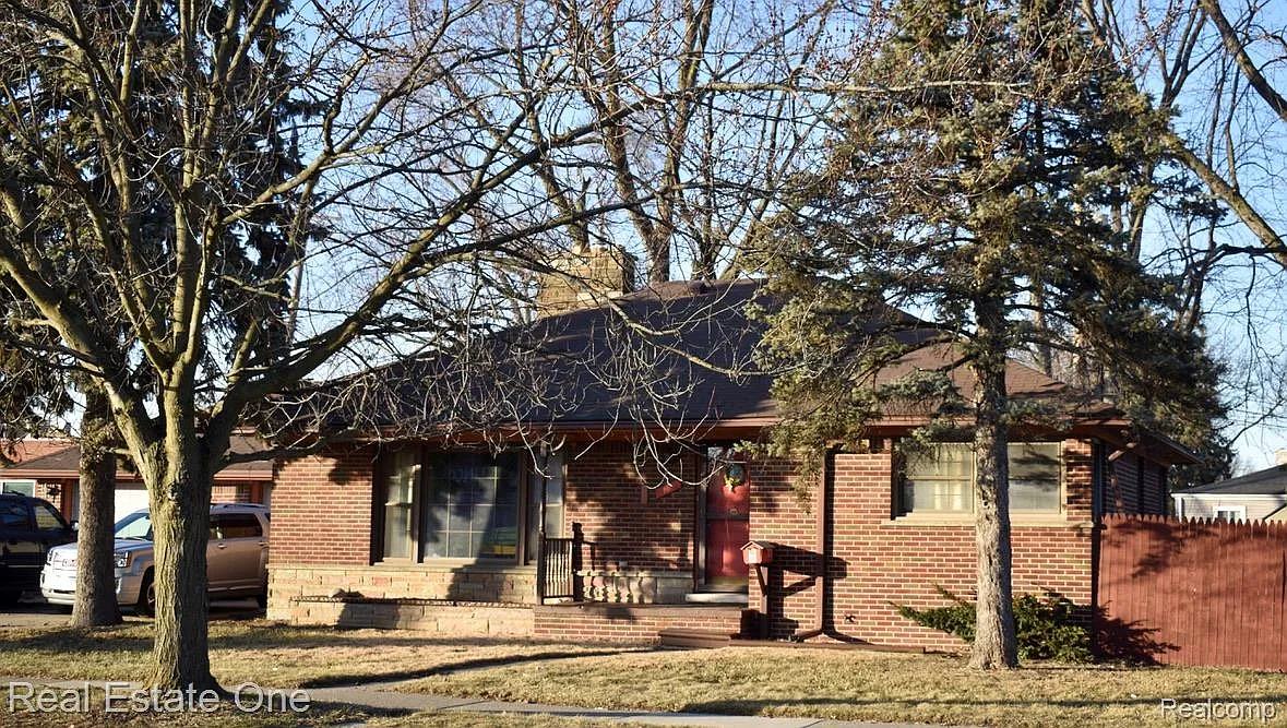 1152 Mayflower Ave photo 1