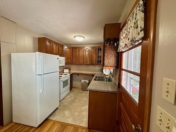 4th image of 25 Eastview Road