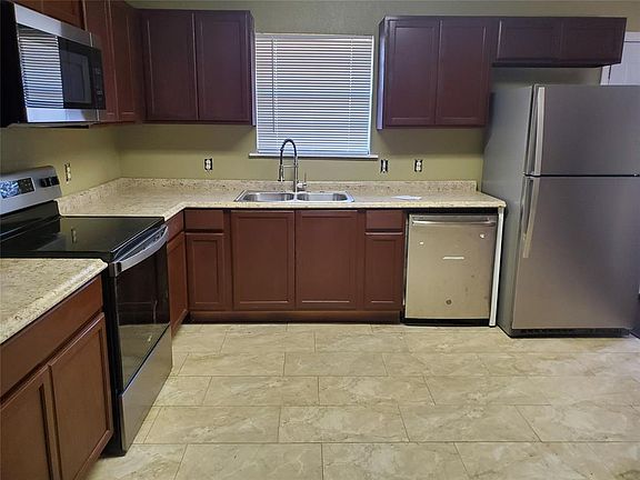 5th image of 144 Creekview Dr E