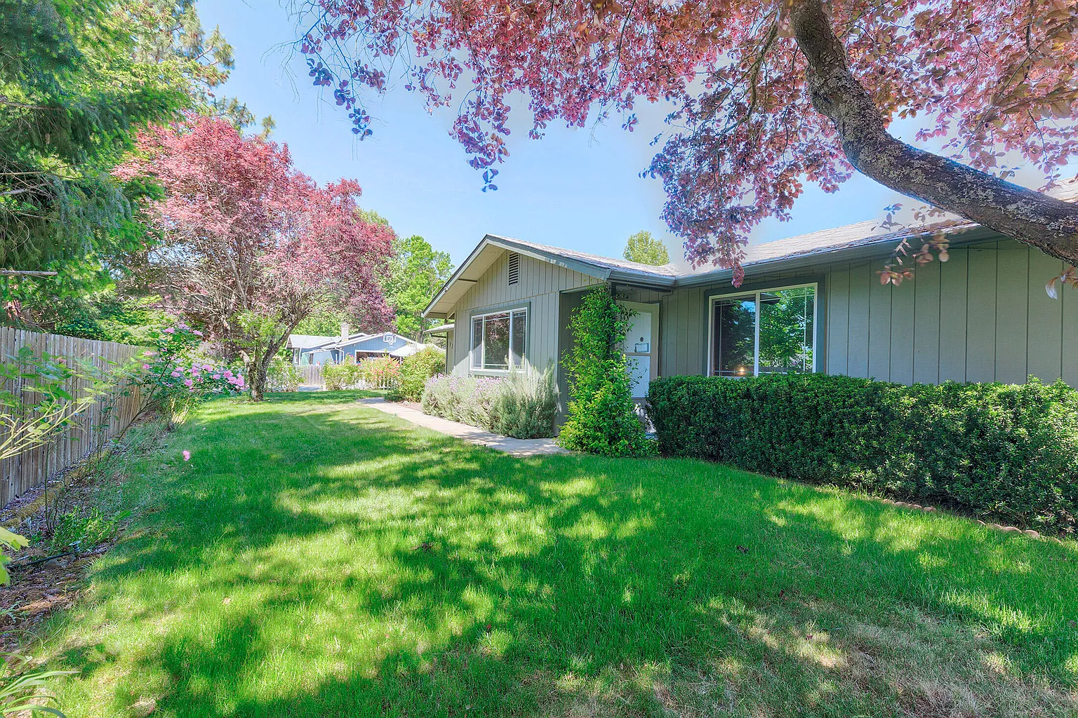176 NW Blossom Dr photo 1