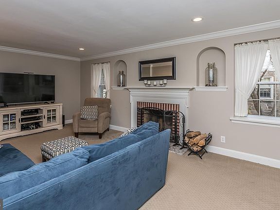 4th image of 917 Collenbrook Ave