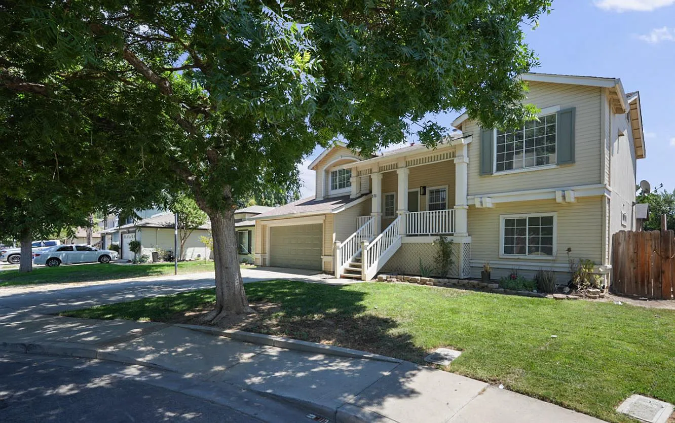 572 Moray Way photo 1