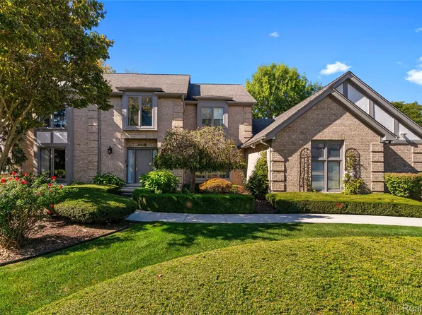 4619 Riverchase Dr, Troy, MI 48098