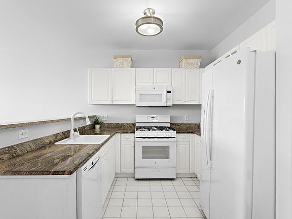 4th image of 391 Central Ave