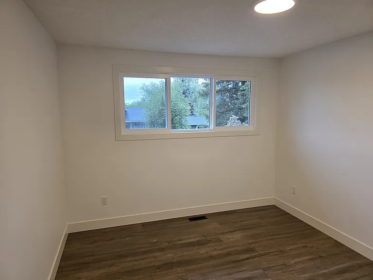 908 Canford Cres SW — Photo 14