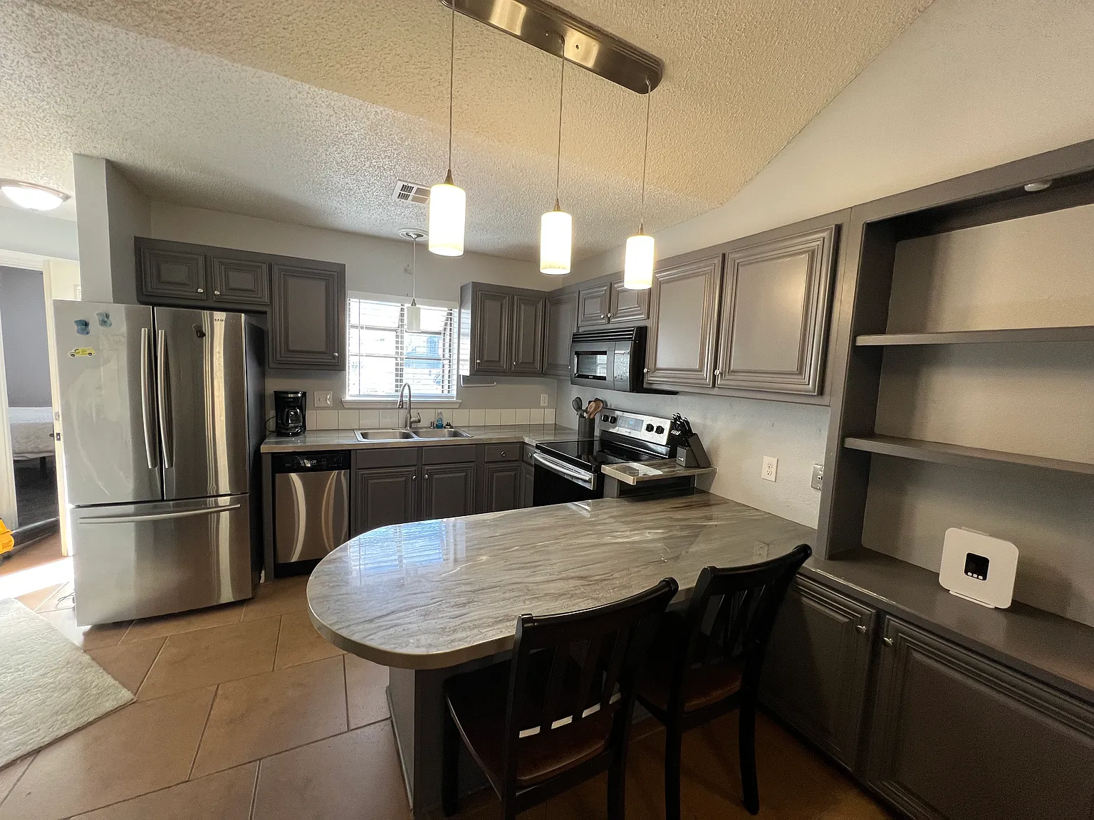 2 bed, 1000 sqft, $2,100 — Photo 3
