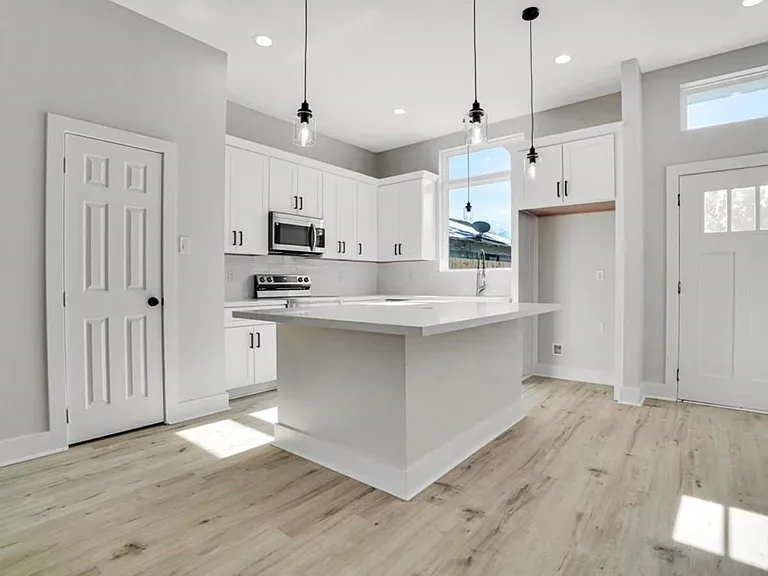 805 Granville Dr — Photo 4