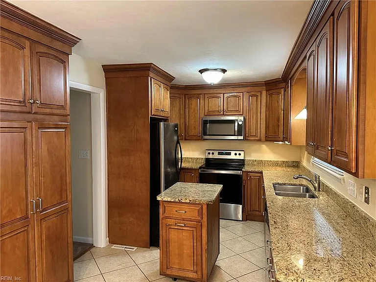 940 Redwood Cir — Photo 18