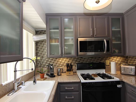 5th image of 5325 Newcastle Ave Unit 201