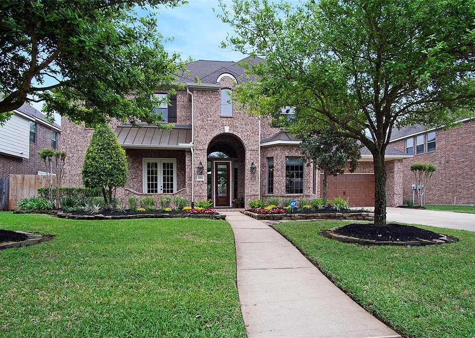 Welcome to 8606 Royal Cape Court.