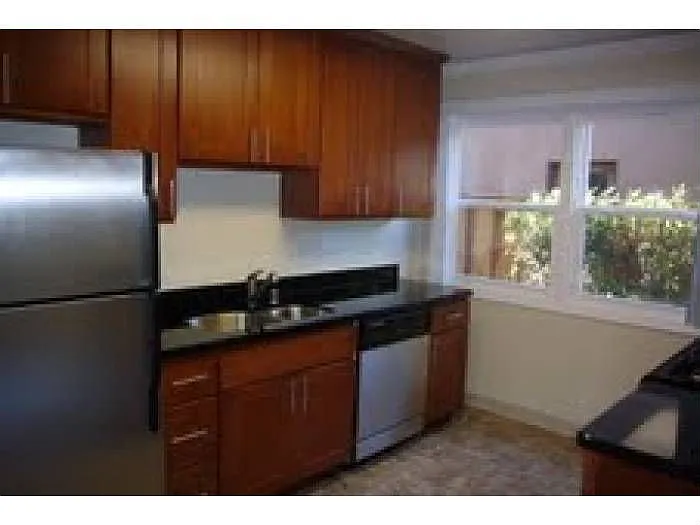423 Waverley St photo 1