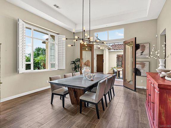 5th image of 817 Dolphin Cir
