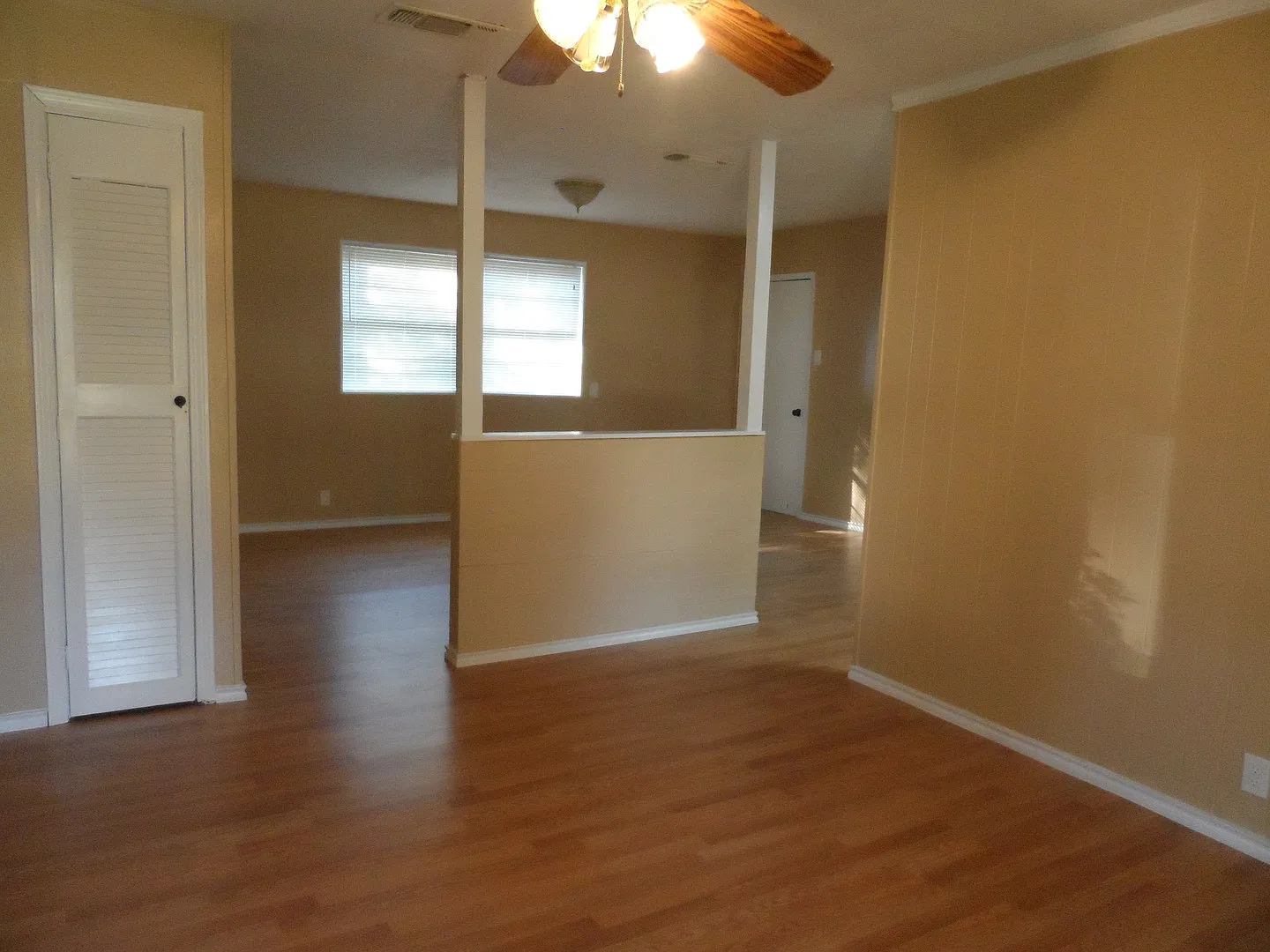 Cute Home Close to Restaurants and Shopping — Photo 3