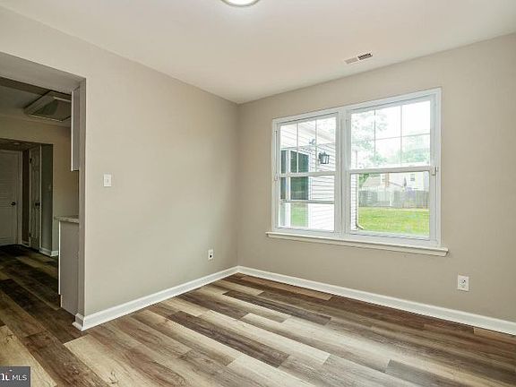 4th image of 105 Ebbetts Dr