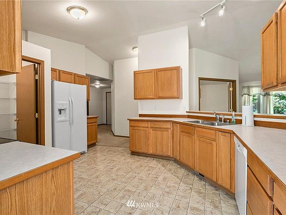 3rd image of 21079 Howard Ave NE