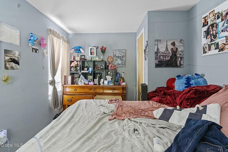 5th image of 741 Burden Avenue