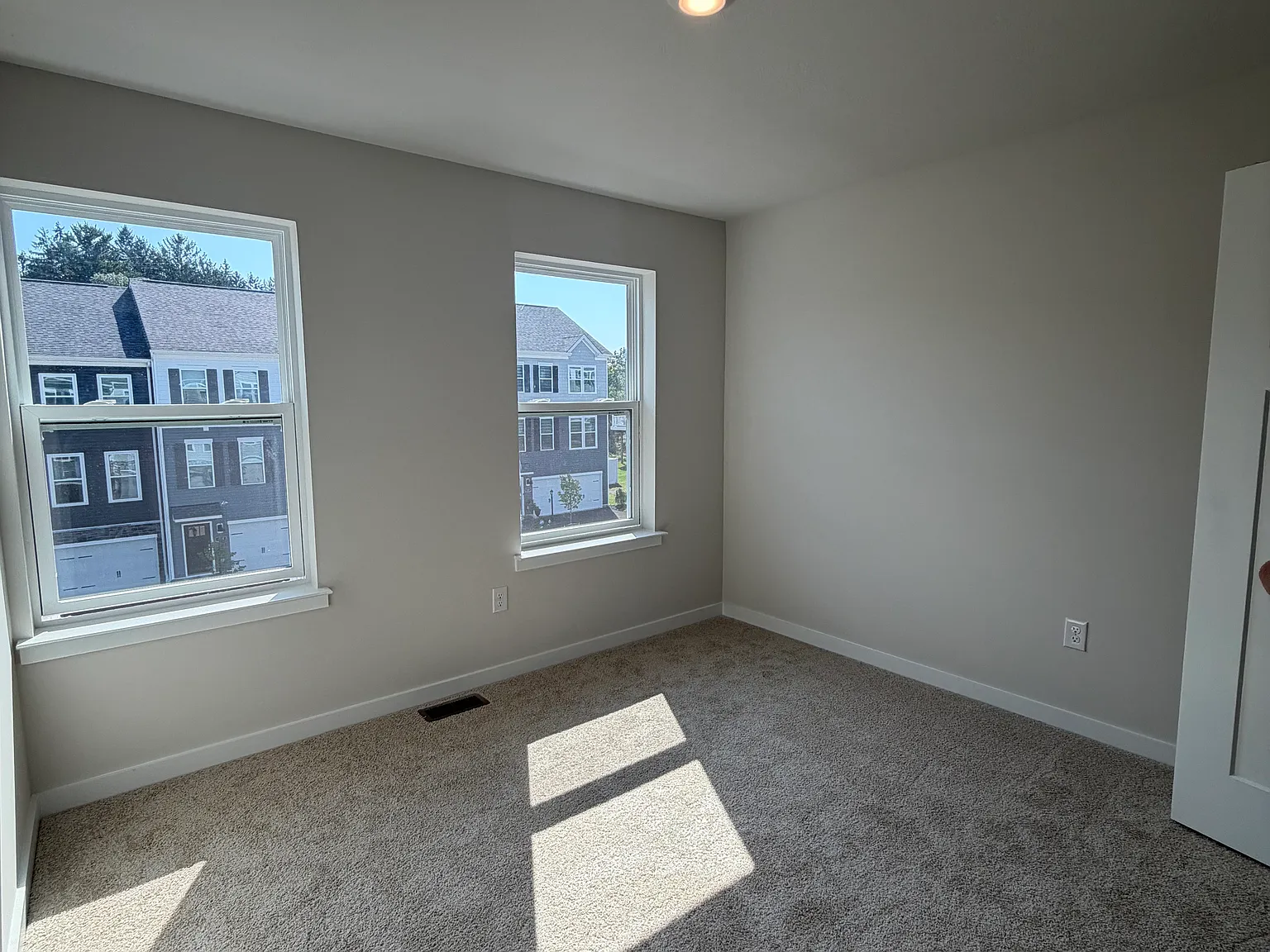 3 bed, 2.5 bath, 2118 sqft, $2,800 — Photo 3