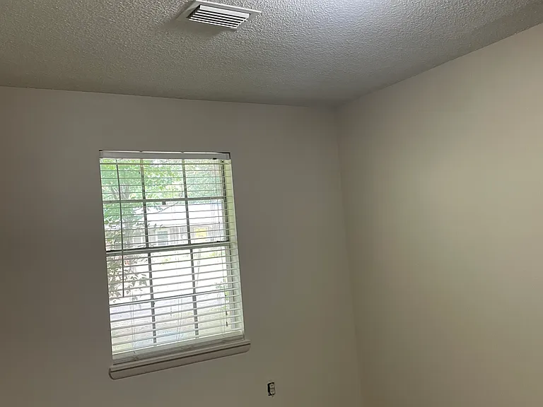 2405 Broadview Ave — Photo 7