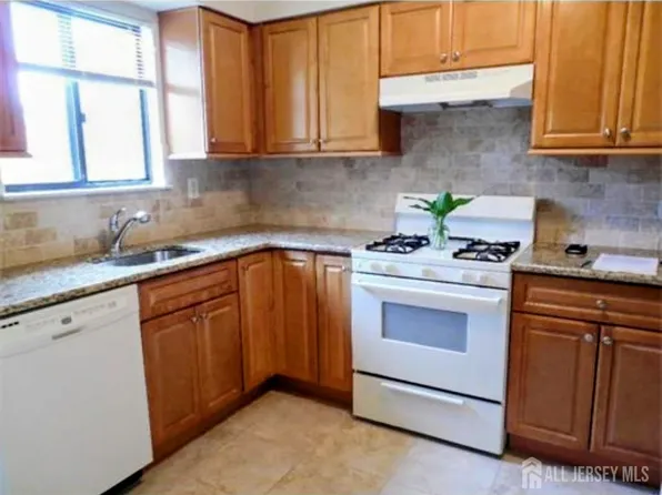 5 Coventry Ct, Matawan, NJ 07747