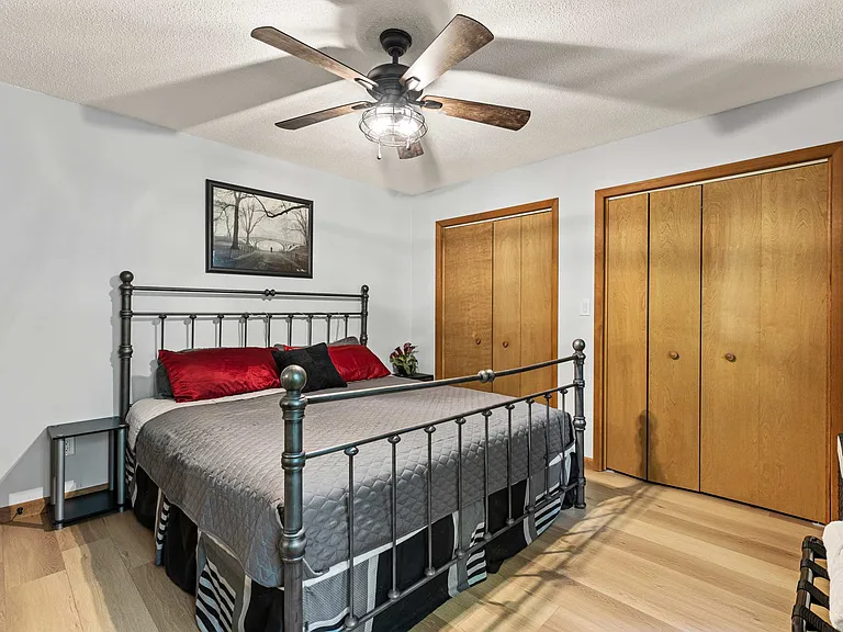 2174 Lakeview Dr E — Photo 38