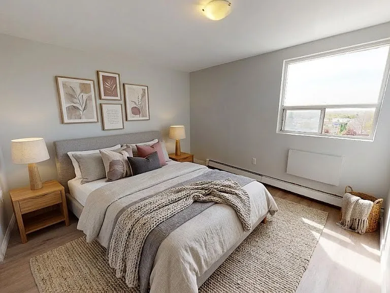 470 Dundas St — Photo 4