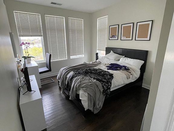 4th image of 2943 N Rockwell St APT 402