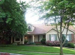 15712 Cedarmill Dr, Chesterfield, MO 63017