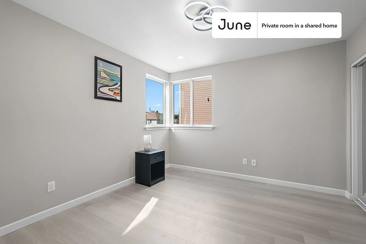Queen bedroom in 5 bed/5 bath home in Boyle Heights #1828 A — Photo 2