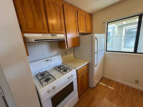 2nd image of 2880 Cedar Ave #2880