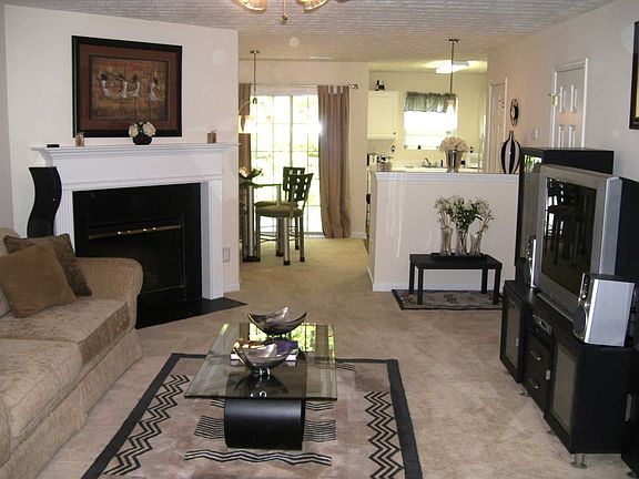 SPACIOUS LIVING ROOM