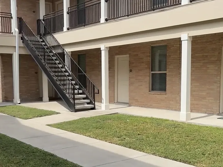 University Apartments — Photo 3