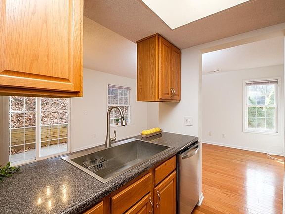 5th image of 1086 Oakdale Ct