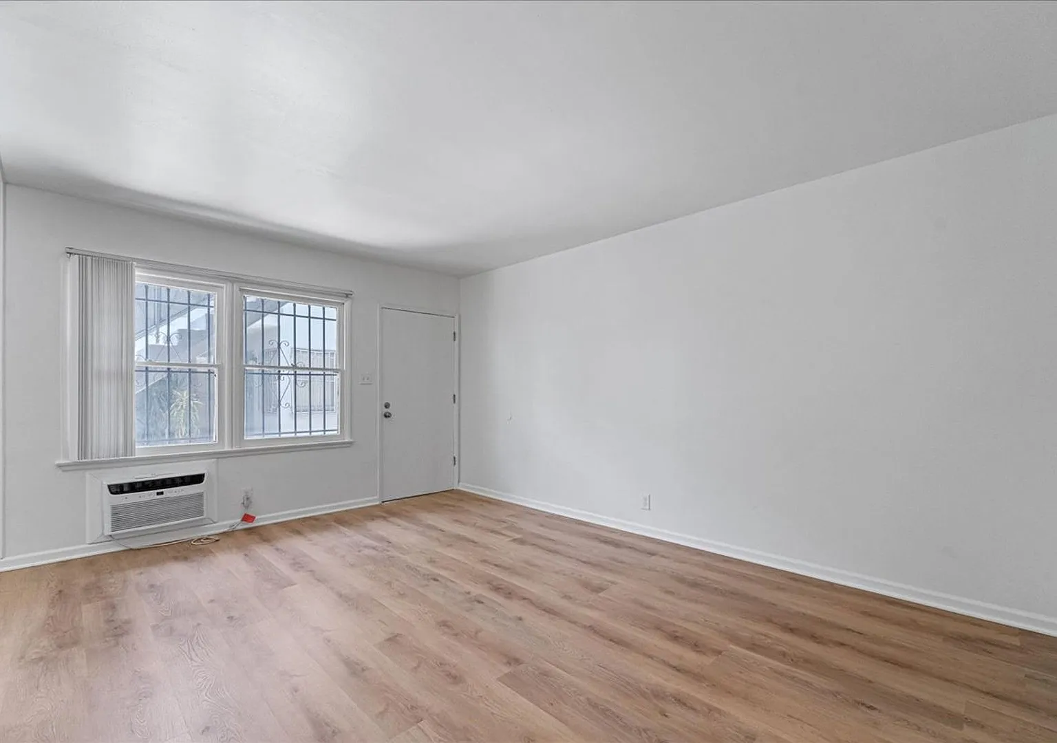 Beautiful Inglewood Apartment! — Photo 2