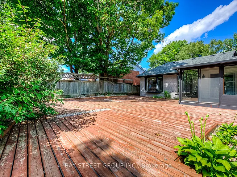 1238 Landfair Cres — Photo 33