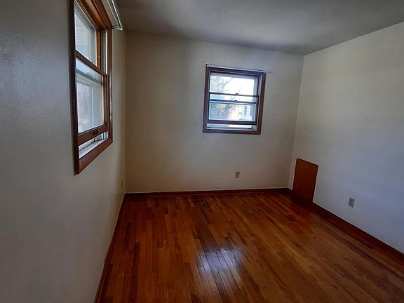 4th image of 645 W 10th St